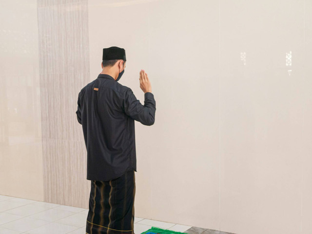 Ilustrasi membaca doa iftitah setelah takbiratul ihram. Foto: Unsplash