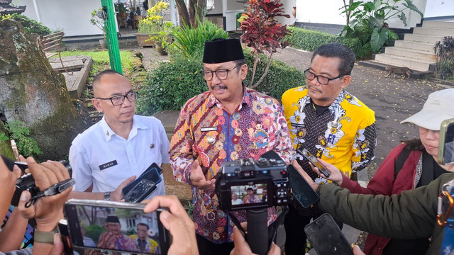 Bupati Sukabumi Asep Japar memberikan keterangan pers di pendopo Kabupaten Sukabumi, Kamis (21/8/2025). Foto: Dok. kumparan