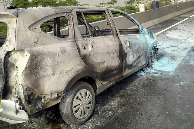 Mobil terbakar di Tol Dalam Kota Tanjung Priok arah Bandara, Kamis (21/8/2025). Foto: Istimewa