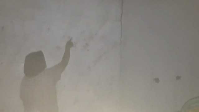 Warga menunjukkan tembok yang retak pasca-gempa 4,7 magnitudo di Desa Kutalanggeng, Karawang, Jawa Barat, Kamis (21/8/2025). Foto: kumparan