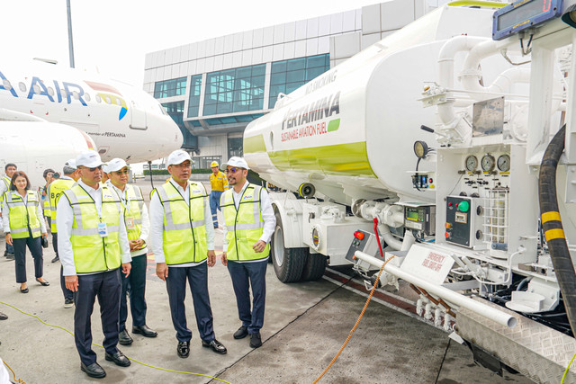 Direktur Utama Pertamina Patra Niaga, Mars Ega Legowo Putra menyaksikan penerbangan maskapai Pelita Air resmi terbang perdana menggunakan bioavtur dari minyak jelantah atau (Used Cooking Oil/UCO) atau dikenal dengan Pertamina Sustainable Aviation Fuel (SAF), Rabu (20/8/2025). Foto: Pertamina Patra Niaga 