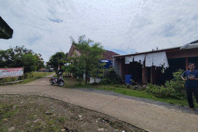 Suasana dilokasi episentrum gempa 4,7 magnitudo di Desa Kutalanggeng, Karawang, Jawa Barat, Kamis (21/8/2025). Foto: kumparan