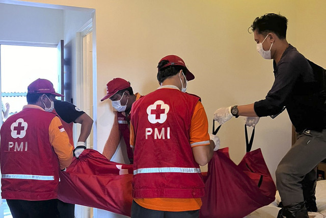 Proses evakuasi jenazah korban yang ditemukan tewas di sebuah kamar apartemen di Bali. Foto: dok. BPBD Kota Denpasar