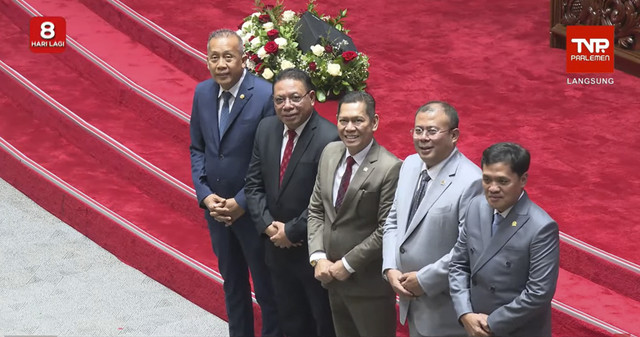 Calon Hakim MK usulan DPR, Inosentius Samsul saat Rapat Paripurna DPR di kompleks Parlemen, Jakarta, Kamis (21/8/2025). Foto: Youtube/TVR PARLEMEN
