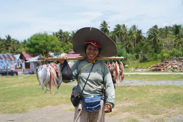 PNM lewat program Kampung Madani PNM membina perempuan pesisir dalam mengolah hasil laut menjadi produk bernilai tambah yang tinggi. Foto: Dok. PNM
