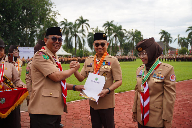 Wali Kota Pontianak yang juga selaku Ketua Mabicab Gerakan Pramuka Kota Pontianak, Edi Rusdi Kamtono menerima penghargaan Lencana Melati dari Kwarnas Pramuka saat Apel Besar Hari Pramuka ke-64 di Mempawah. Foto: Dok. Prokopim Pemkot Pontianak 