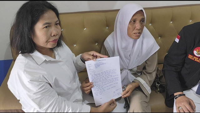 Ibu korban berinisial Nazwa Aliya (19) membuat laporan pengaduan ke BP3MI tentang pemulangan jenazah korban, Kamis (21/8/2025). Foto: Amar Marpaung/kumparan
