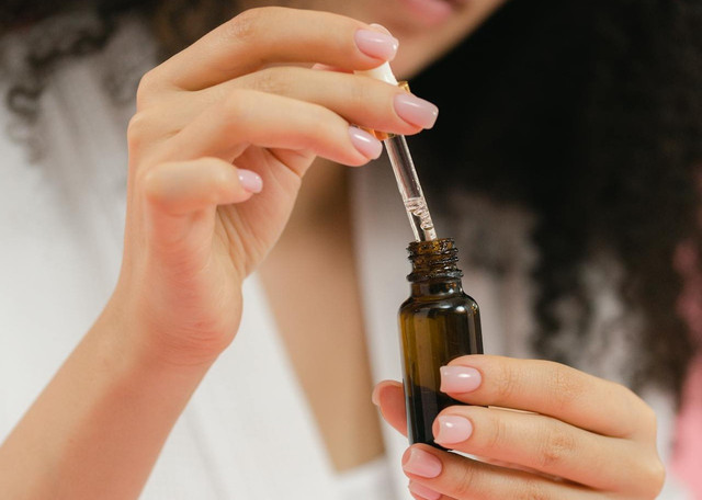 ilustrasi serum Glad2Glow dan manfaatnya - foto: Pexels/shvets-production