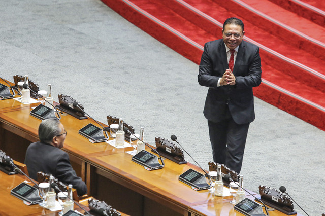 Hakim MK terpilih Inosentius Samsul (kanan) menyapa anggota DPR saat mengikuti Rapat Paripurna DPR ke-3 masa Persidangan I Tahun Sidang 2025-2026 di Kompleks Parlemen, Senayan, Jakarta, Kamis (21/8/2025).  Foto: Asprilla Dwi Adha/ANTARA FOTO