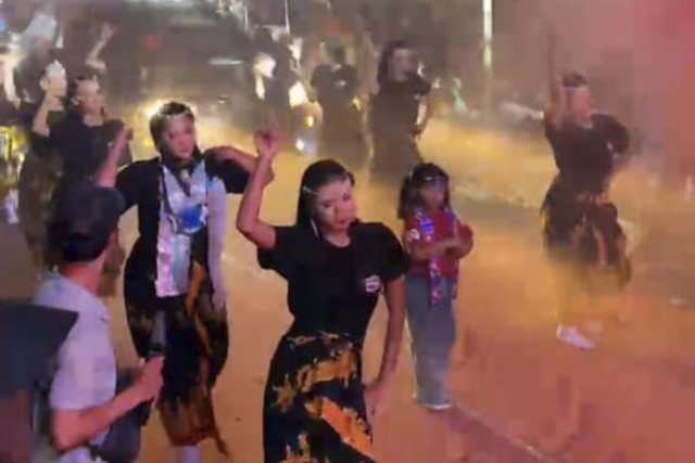 Mobil menyeruduk barisan peserta Karnaval rakyat di Desa Sraten, Kecamatan Cluring, Banyuwangi, Jawa Timur, Rabu (20/8/2025) malam. Foto: Dok. kumparan