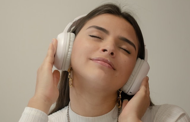 Ilustrasi makna dan lirik lagu Little Ray of Light-Rich Brian. Foto: Unsplash/Jair Medina Nossa