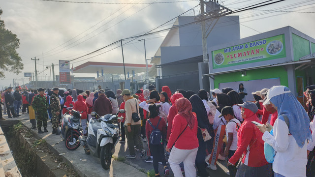 Antusiasme Masyarakat dalam mengikuti kegiatan jalan sehat yang diselenggarakan di Sumowono (Sumber : Pribadi)