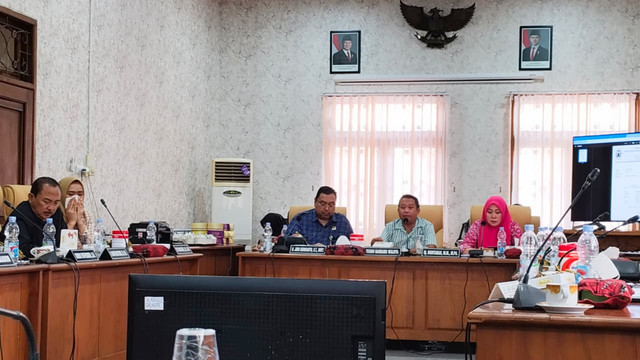 Rapat Pansus Pemakzulan Bupati Pati Sudewo dengan menghadirkan Mantan Kepala BPKAD Pati, Sukardi di Ruang Banggar DPRD Pati, Kamis (21/8/2025). Foto: kumparan