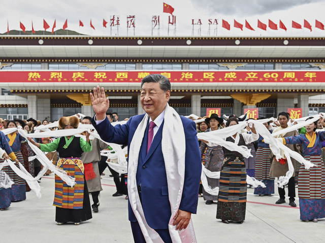 Dalam foto yang dirilis oleh Kantor Berita Xinhua ini, Presiden China Xi Jinping melambaikan tangan saat tiba di Lhasa di Daerah Otonomi Tibet, Tiongkok barat, pada Rabu (20/8/2025) waktu setempat. Foto: Yan Yan/Xinhua via AP