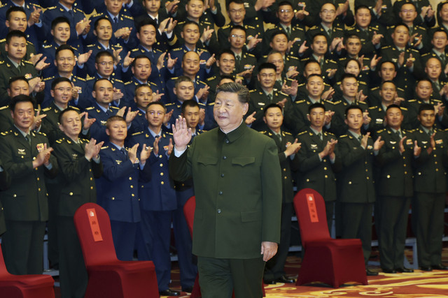 Dalam foto yang dirilis oleh Kantor Berita Xinhua ini, Presiden Tiongkok Xi Jinping bertemu dengan perwakilan personel militer yang ditempatkan di Lhasa, Daerah Otonomi Tibet, Tiongkok barat, Rabu (20/8/2025) waktu setempat. Foto: Li Gang/Xinhua via AP