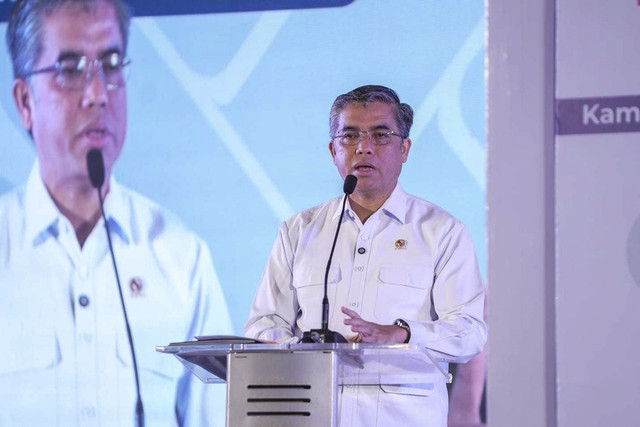 Menaker Yassierli memberikan sambutan dalam acara penandatanganan MoU dengan PT Abuya Indonesia Makmur (Almaz Fried Chicken), Kamis (21/8/2025). Foto: Kemnaker RI