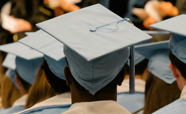 Inflasi IPK adalah cerminan dari pergeseran kompleks dalam lanskap pendidikan tinggi. Gambar: unsplash.com/id/@papayaboii