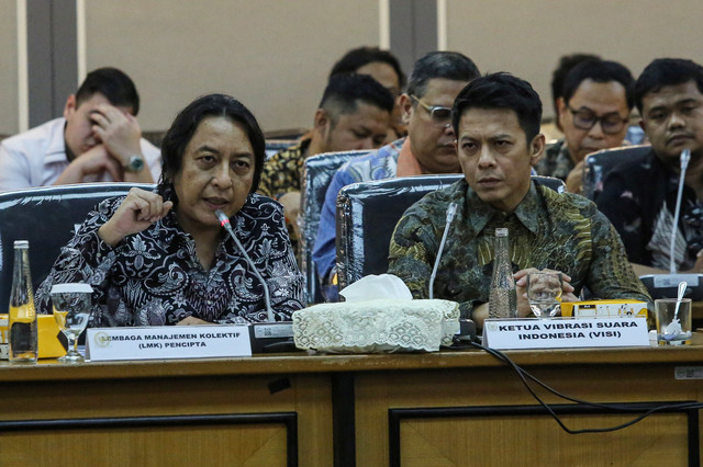 Presiden Direktur Wahana Musik Indonesia (WAMI) Adi Adrian (kiri) dan Ketua VISI Nazril Irham atau Ariel (kiri) menyampaikan pendapat saat RDPU dengan Komisi XIII DPR di Kompleks Parlemen, Senayan, Jakarta, Kamis (21/8/2025). Foto: Asprilla Dwi Adha/ANTARA FOTO