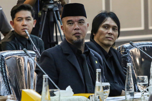 Anggota DPR sekaligus musisi Ahmad Dhani (tengah) bersama Anggota DPR sekaligus penyanyi Once Mekel (kanan) mengikuti RDPU dengan Komisi XIII DPR di Kompleks Parlemen, Senayan, Jakarta, Kamis (21/8/2025). Foto: Asprilla Dwi Adha/ANTARA FOTO