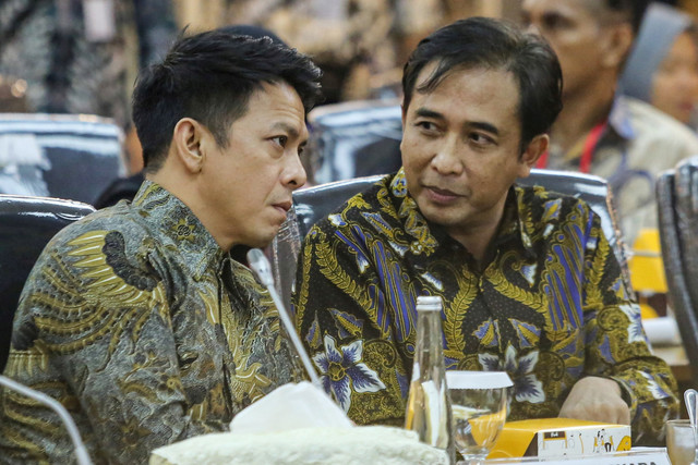 Ketua AKSI Satriyo Yudi Wahono atau Piyu (kanan) berbincang dengan Ketua VISI Nazril Irham atau Ariel (kiri) saat mengikuti RDPU dengan Komisi XIII DPR di Kompleks Parlemen, Senayan, Jakarta, Kamis (21/8/2025). Foto: Asprilla Dwi Adha/ANTARA FOTO