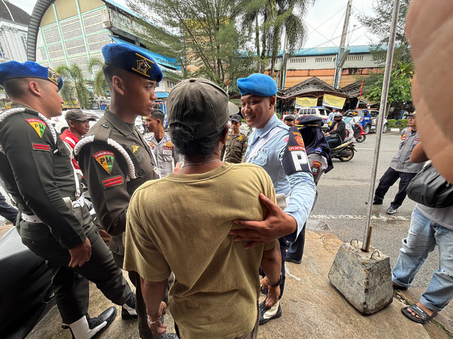 Dishub Kota Pontianak bersama tim saat menertibkan juru parkir liar. Foto: Dok. Prokopim Pemkot Pontianak