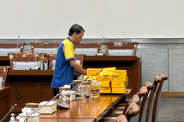 Sisa kotak snack rapat di Komisi XIII DPR RI, Jakarta, Kamis (21/8/2025). Foto: Abid Raihan/kumparan