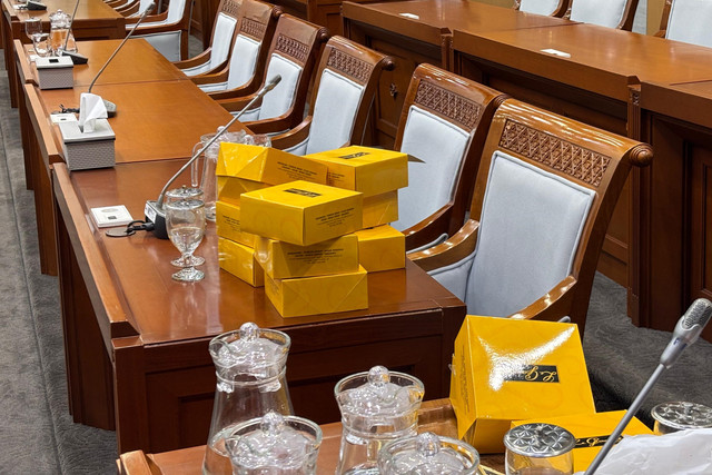 Sisa kotak snack rapat di Komisi XIII DPR RI, Jakarta, Kamis (21/8/2025). Foto: Abid Raihan/kumparan