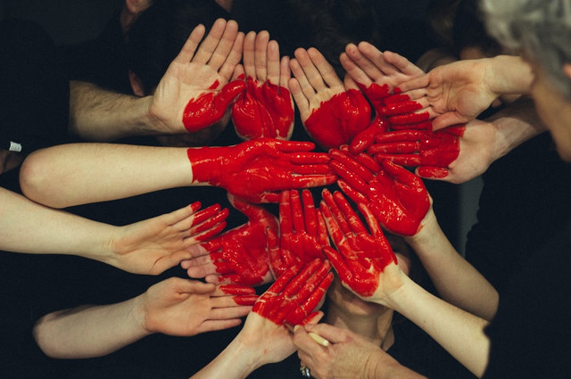 Ilustrasi Jelaskan Makna Nilai Kemanusiaan dalam Pancasila Sila ke-2!                                   Sumber Unsplash/Tim Marshall