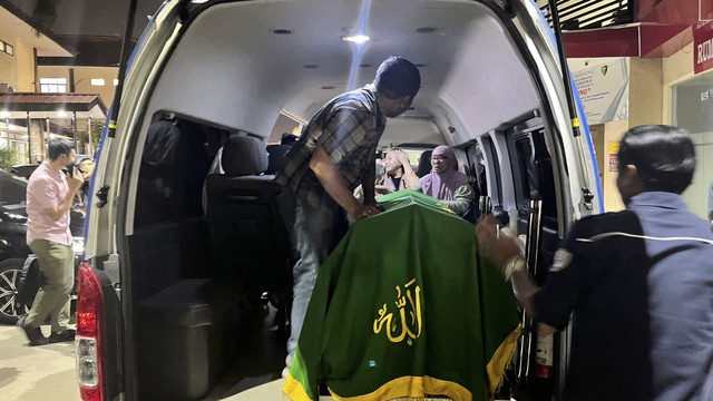 Jenazah pegawai bank (37) yang mayatnya dilakban di Bekasi, dibawa ke Bogor oleh keluarga untuk segera dimakamkan, Kamis (21/8/2025). Foto: Nasywa Athifah/kumparan