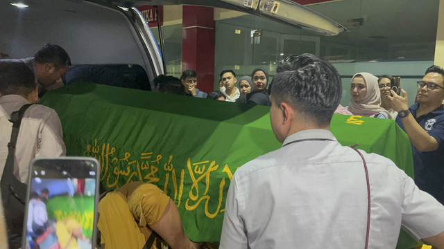 Jenazah pegawai bank (37) yang mayatnya dilakban di Bekasi, dibawa ke Bogor oleh keluarga untuk segera dimakamkan, Kamis (21/8/2025). Foto: Nasywa Athifah/kumparan
