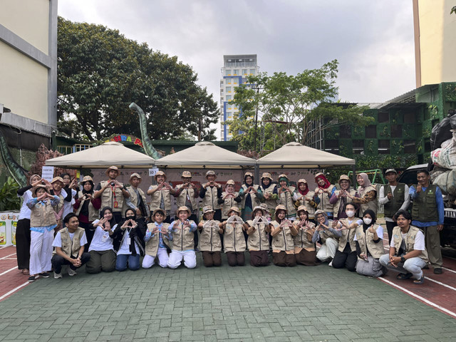 Sekolah Islam Az Zahra di Bandar Lampung gaungkan aksi peduli sampah kepada para siswa. Foto: Dok. Istimewa
