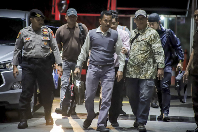 Komisaris PT Sepiak Jaya Kaltim, Rudy Ong Chandra, tiba di Gedung Merah Putih KPK, Jakarta, usai dijemput paksa, Kamis (21/8/2025). Foto: Jamal Ramadhan/kumparan