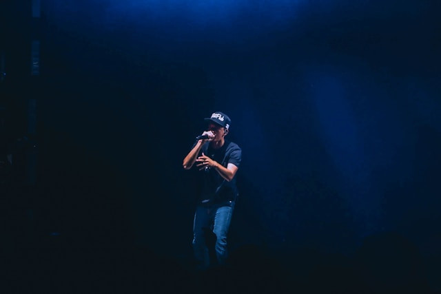 Ilustrasi lagu Fat Cat, Starving Dogs Rich Brian. Sumber: Unsplash/Andrew Gaines