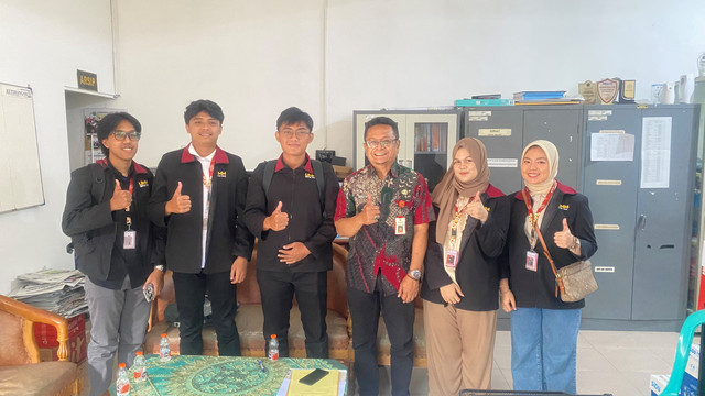 Foto Bersama Penyerahan Poster 