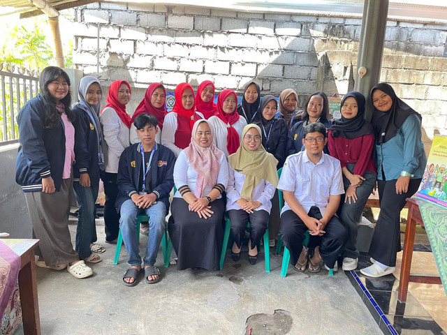 Foto bersama KKN Kolaboratif 93 dengan pihak Puskesmas Pembantu dan Ibu-ibu Kader Posyandu di Dusun Tego. Sumber: Dokumentasi Pribadi