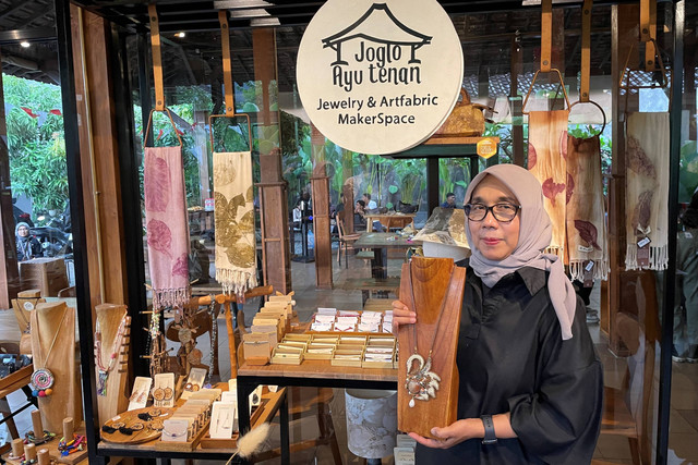 Owner Joglo Ayu Tenan Makerspace, Yayuk Soekardan di tempat usahanya, Jalan Pogung, Yogyakarta, Kamis (21/8/2025). Foto: Najma Ramadhanya/kumparan
