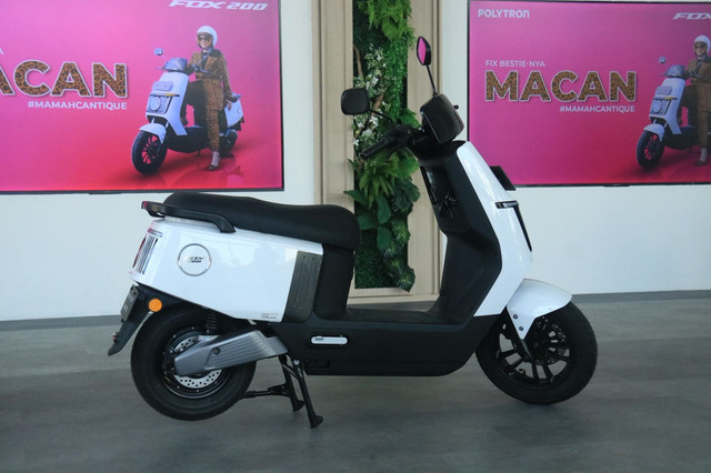 Motor listrik Polytron Fox 200. Foto: Syahrul Ghiffari/kumparanMerek elektronik Polytron hadir perdana di pameran Indonesia Motorcycle Show (IMOS) 2025 dengan membawa produk baru motor listrik Polytron Fox 200.