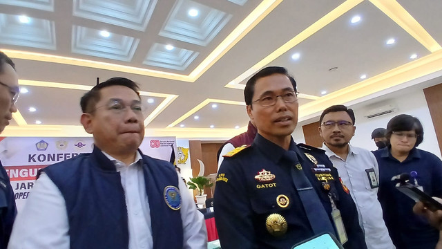 Kepala KPU Tipe C Bea Cukai Soekarno-Hatta (Soetta), Gatot Sugeng Wibowo (tengah). Dok. Istimewa