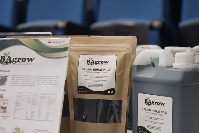 BAgrow sebagai produk kalium humat hasil dari kerja sama PT Bukit Asam dan Universitas Gadjah Mada (UGM) dalam meningkatkan produktivitas pertanian serta perkebunan. Foto: Dok. PT Bukit Asam