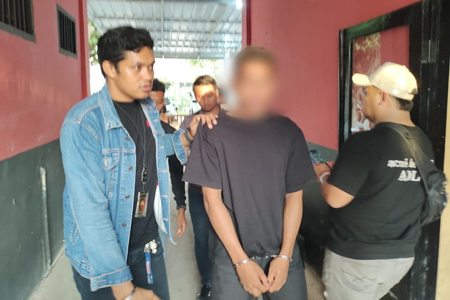Eras, pelaku pembunuhan Kepala Bank di Jakarta saat ditangkap di Bandara Komodo Labuan Bajo, Kabupaten Manggarai Barat, NTT, Kamis (21/8/2025). Foto: kumparan