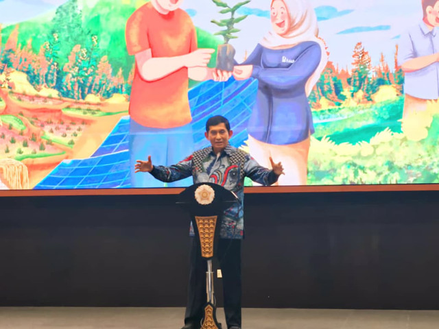 Direktur Utama MIND ID, Maroef Sjamsoeddin, meluncurkan inovasi produk kalium humat di UGM, Yogyakarta. Foto: MIND ID