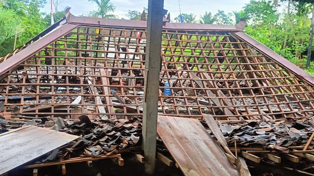 Bangunan joglo roboh akibat hujan dan angin kencang di Kapanewon Turi, Kabupaten Sleman. Foto: BPBD Sleman