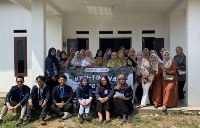 Foto bersama peserta Famtasia dan TOT Literasi Keuangan