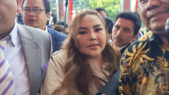 Selebgram Lisa Mariana tiba di Gedung Merah Putih KPK, Jakarta, Jumat (22/8/2025). Foto: Jonathan Devin/kumparan