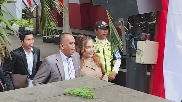 Lisa Mariana tiba di Gedung Merah Putih KPK, Jakarta, Jumat (22/8/2025). Foto: Jonathan Devin/kumparan