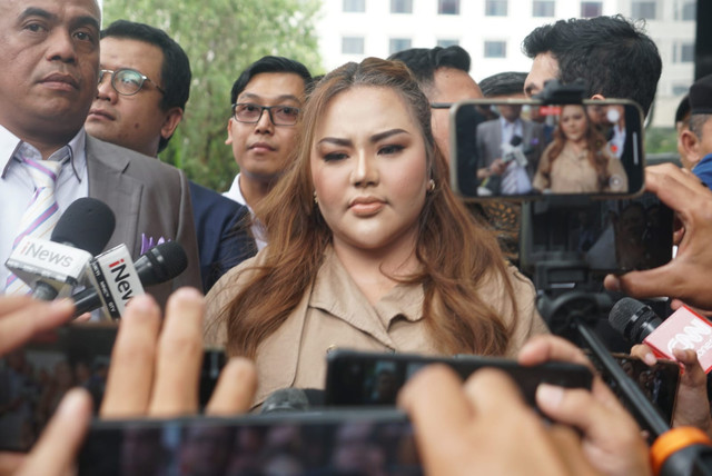 Selebgram Lisa Mariana tiba di Gedung Merah Putih KPK, Jakarta, Jumat (22/8/2025). Foto: Febria Adha Larasati/kumparan