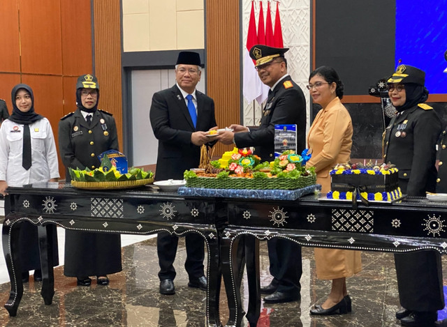 Kakanwil Kemenkum Kalbar memberikan potongan tumpeng kepada Sekda Kalbar. Foto: Yulia Ramadhiyanti/HiPontianak