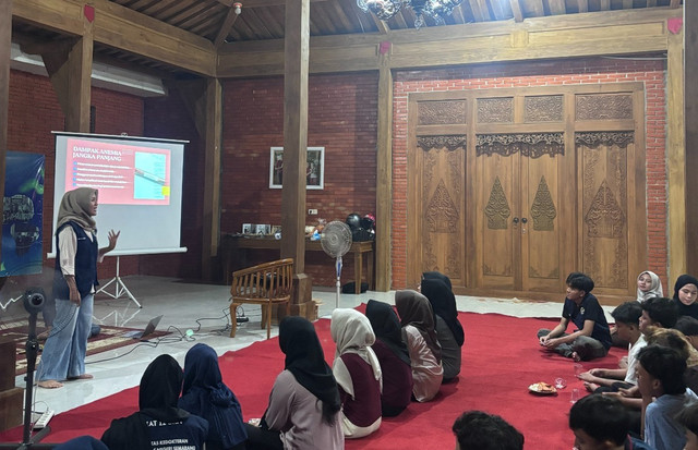 Penyampaian materi oleh shalsa alifah