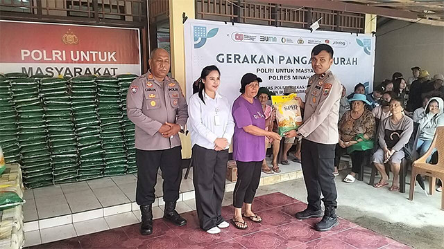 Program Gerakan Pangan Murah yang dilaksanakan Polsek Kakas di Kabupaten Minahasa, Sulawesi Utara.