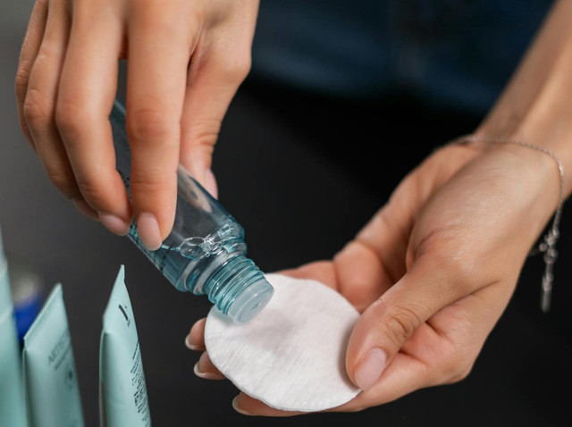 ilustrasi toner untuk mencerahkan dan mengecilkan pori-pori wajah - foto: pexels/Alena Darmel